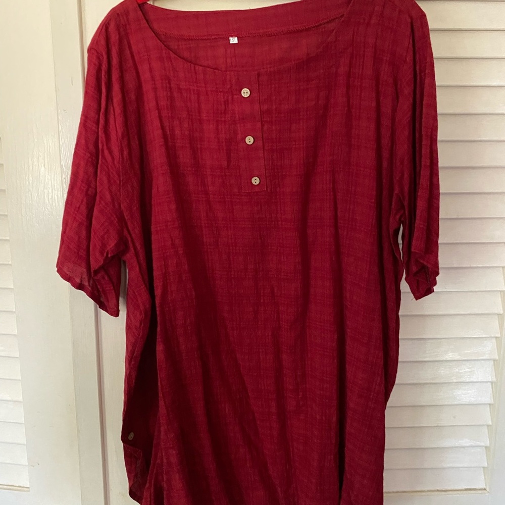 Nice woman top. Never been worn.
